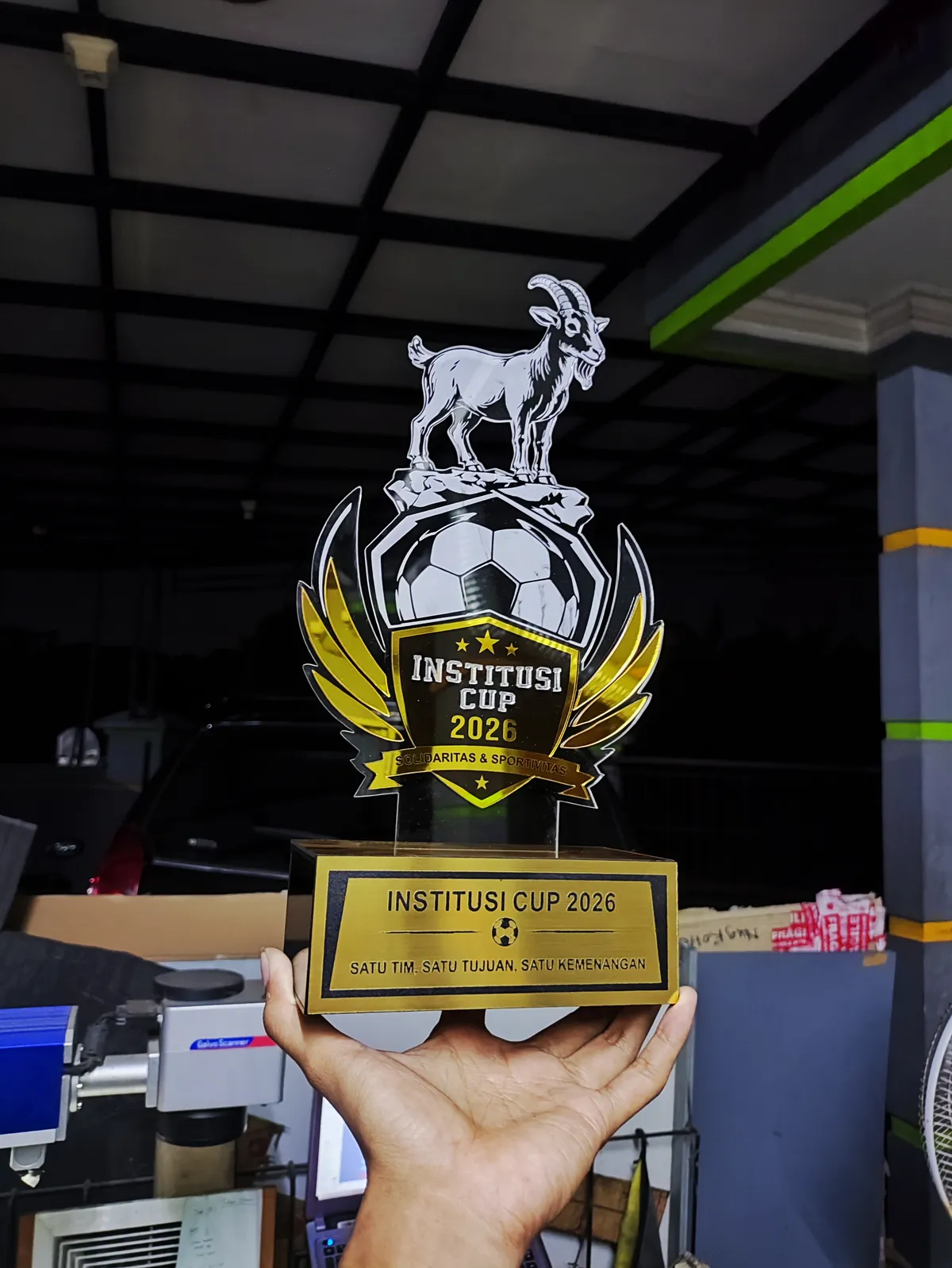 Plakat akrilik hasil laser engraving dengan tulisan nama yang rapi
